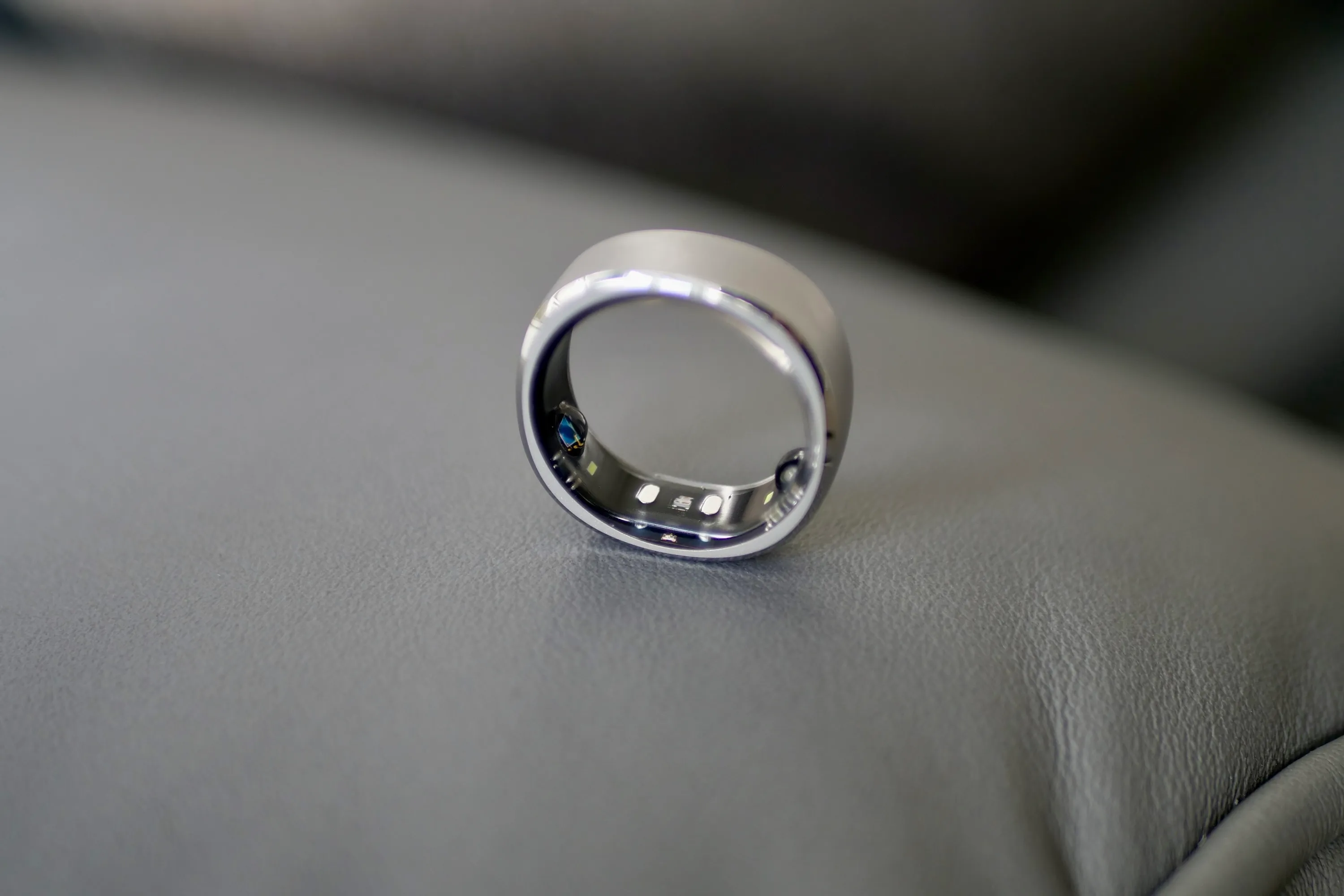 Смарт-кольцо RingConn, вид сбоку, показывающее сенсоры