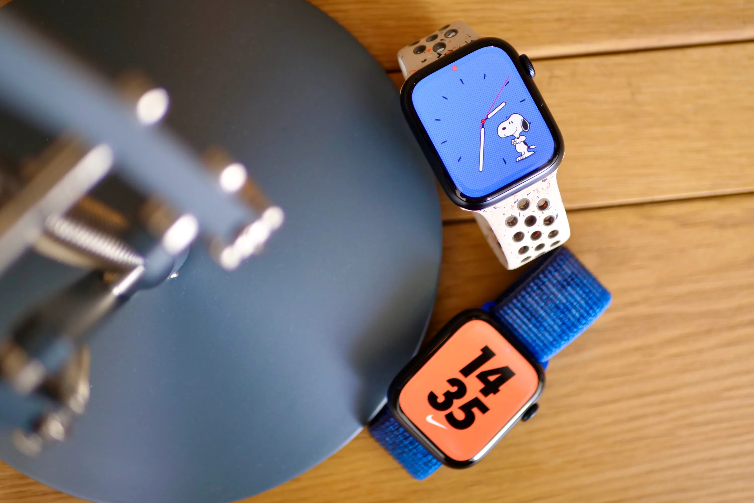 O Apple Watch Series 9 e o Apple Watch Series 8 mostrando as telas.