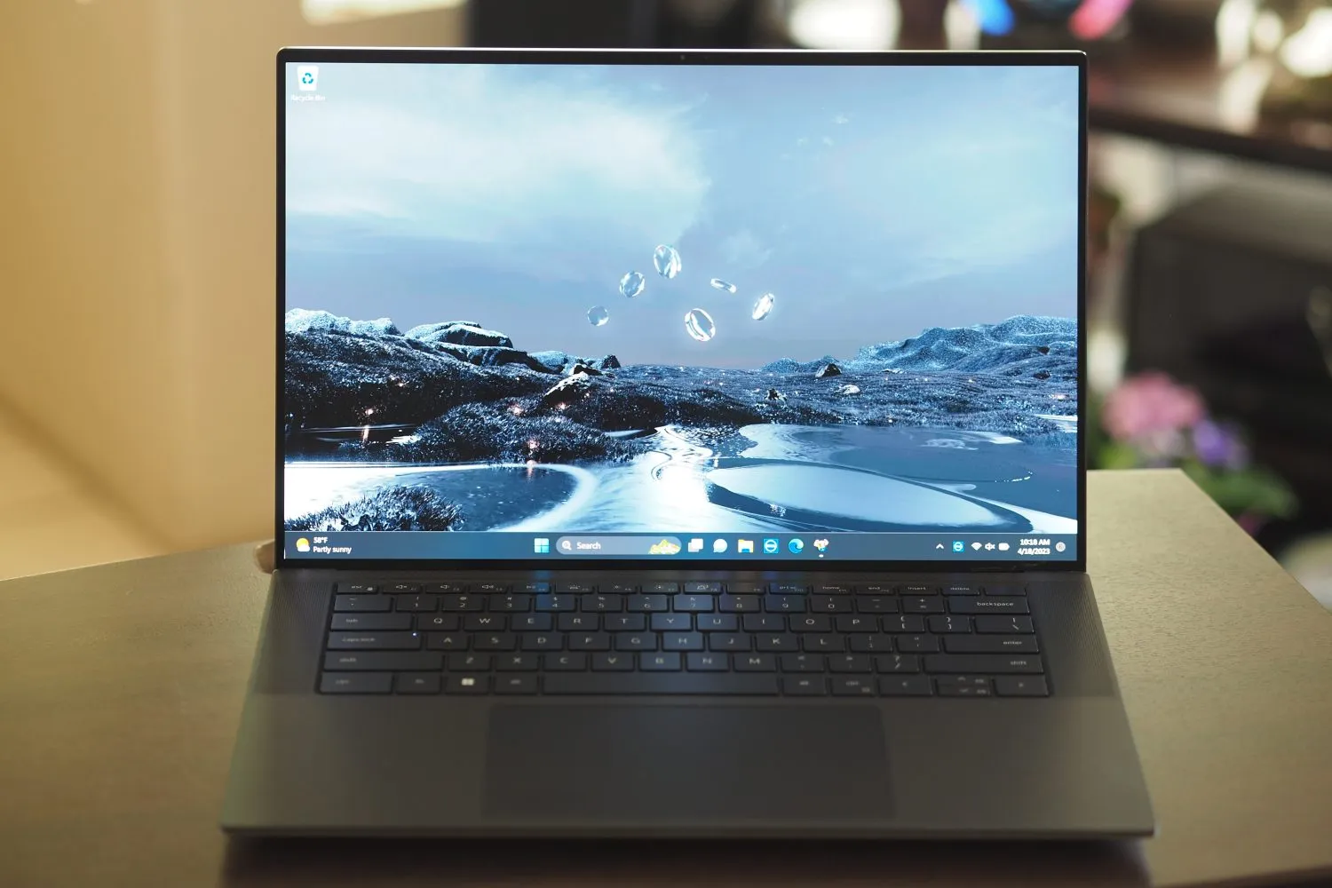 Dell XPS 15 9530正面图显示显示屏和键盘平台。