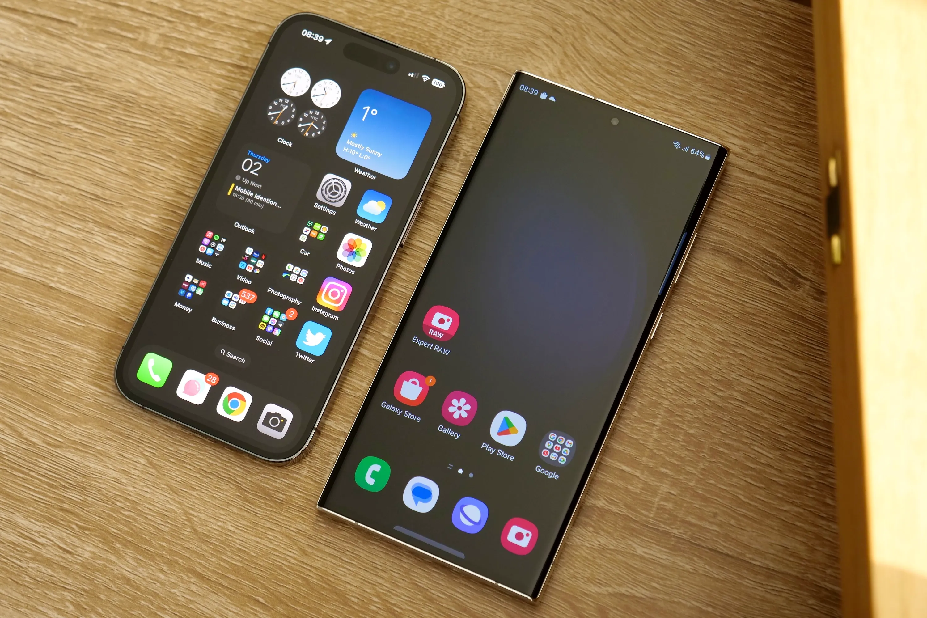 Экраны iPhone 14 Pro и Galaxy S23 Ultra.