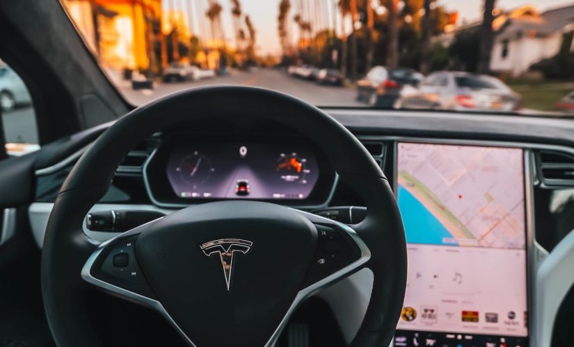 Le azioni di Tesla subiscono un crollo