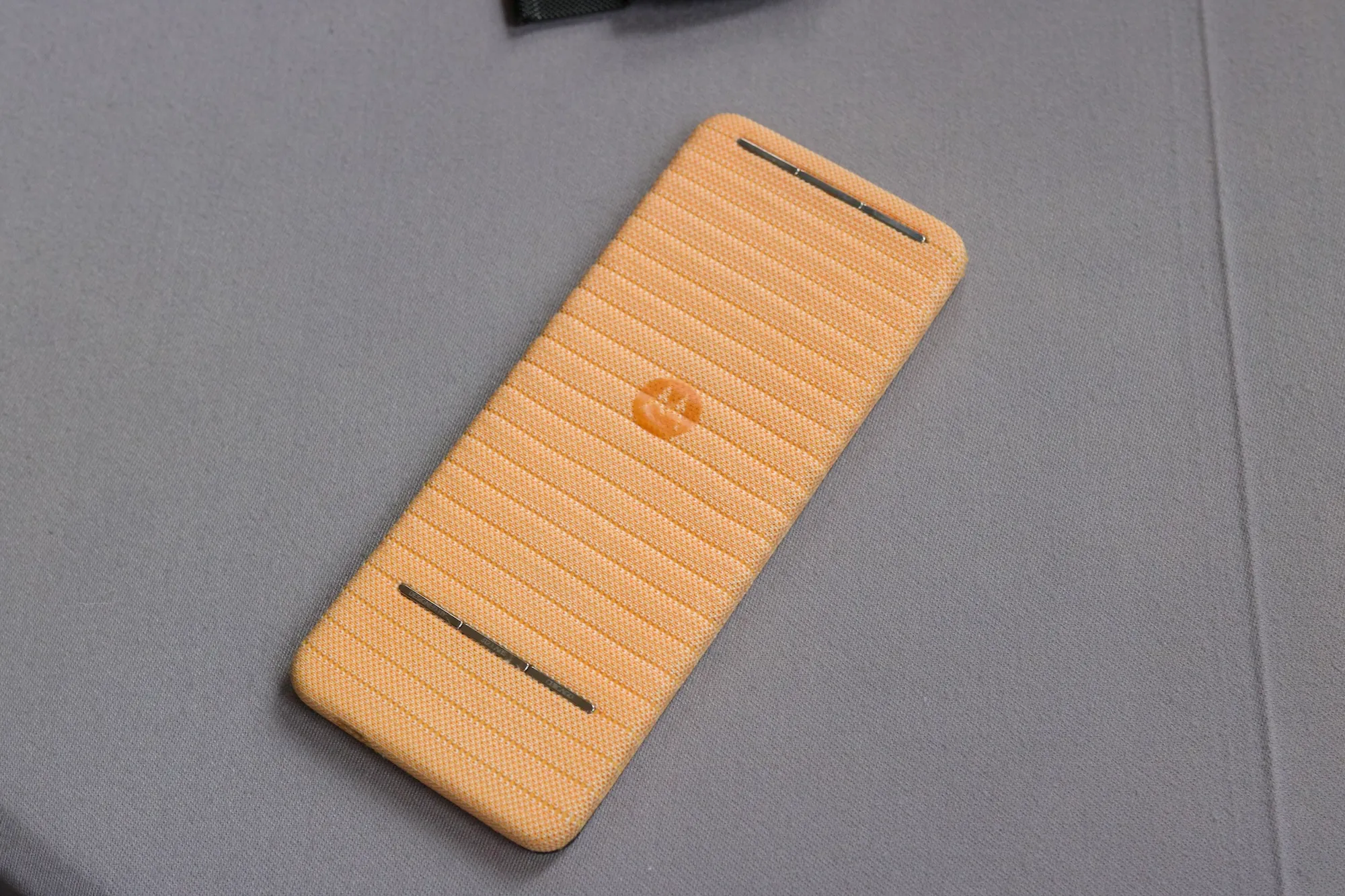 Motorola 的概念折叠手机的背面。