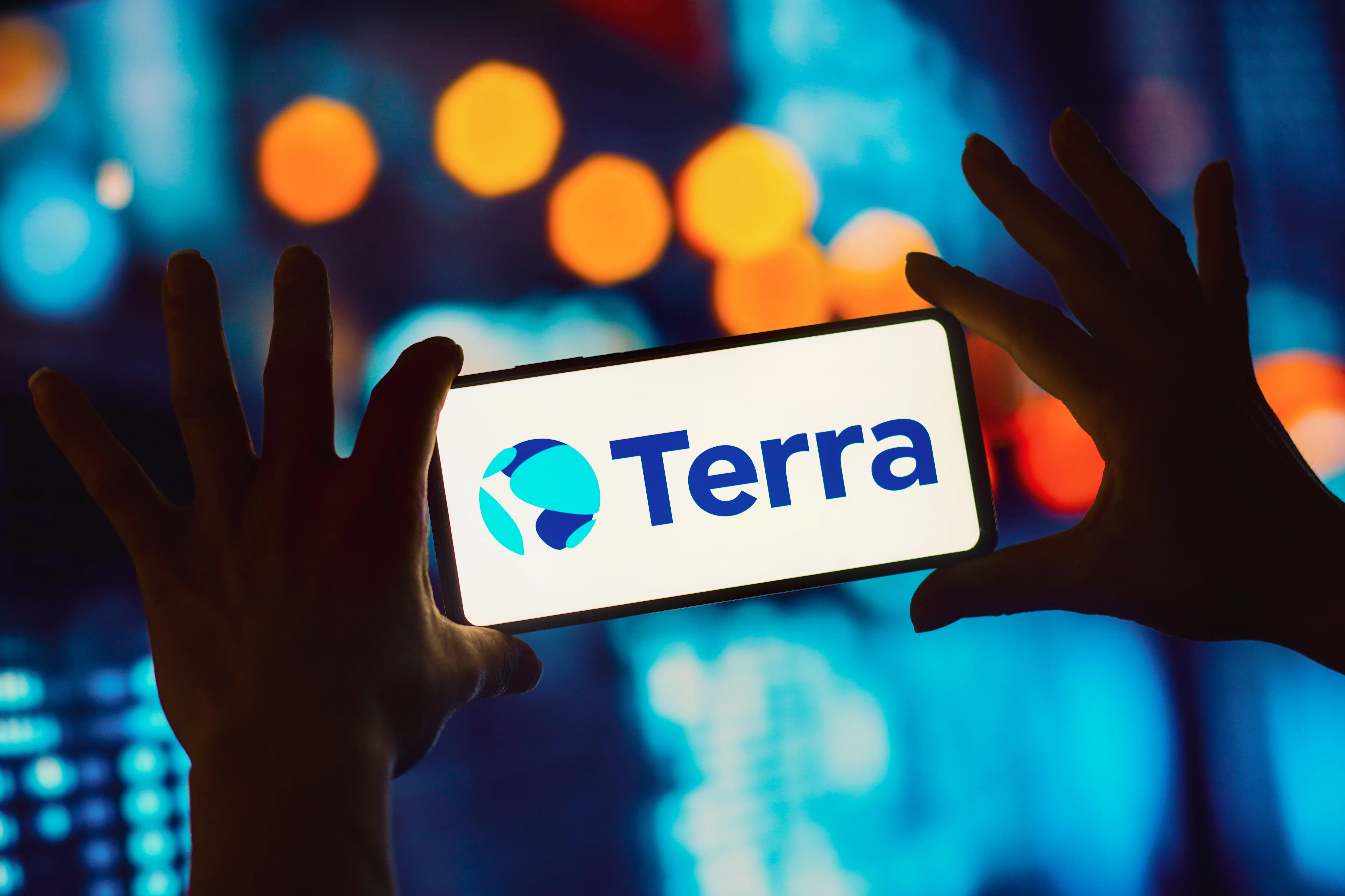 Логотип Terraform на экране смартфона