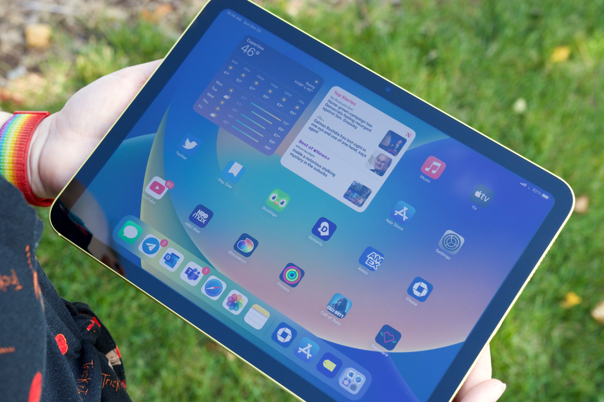 Una persona sosteniendo el iPad (2022) con la pantalla encendida