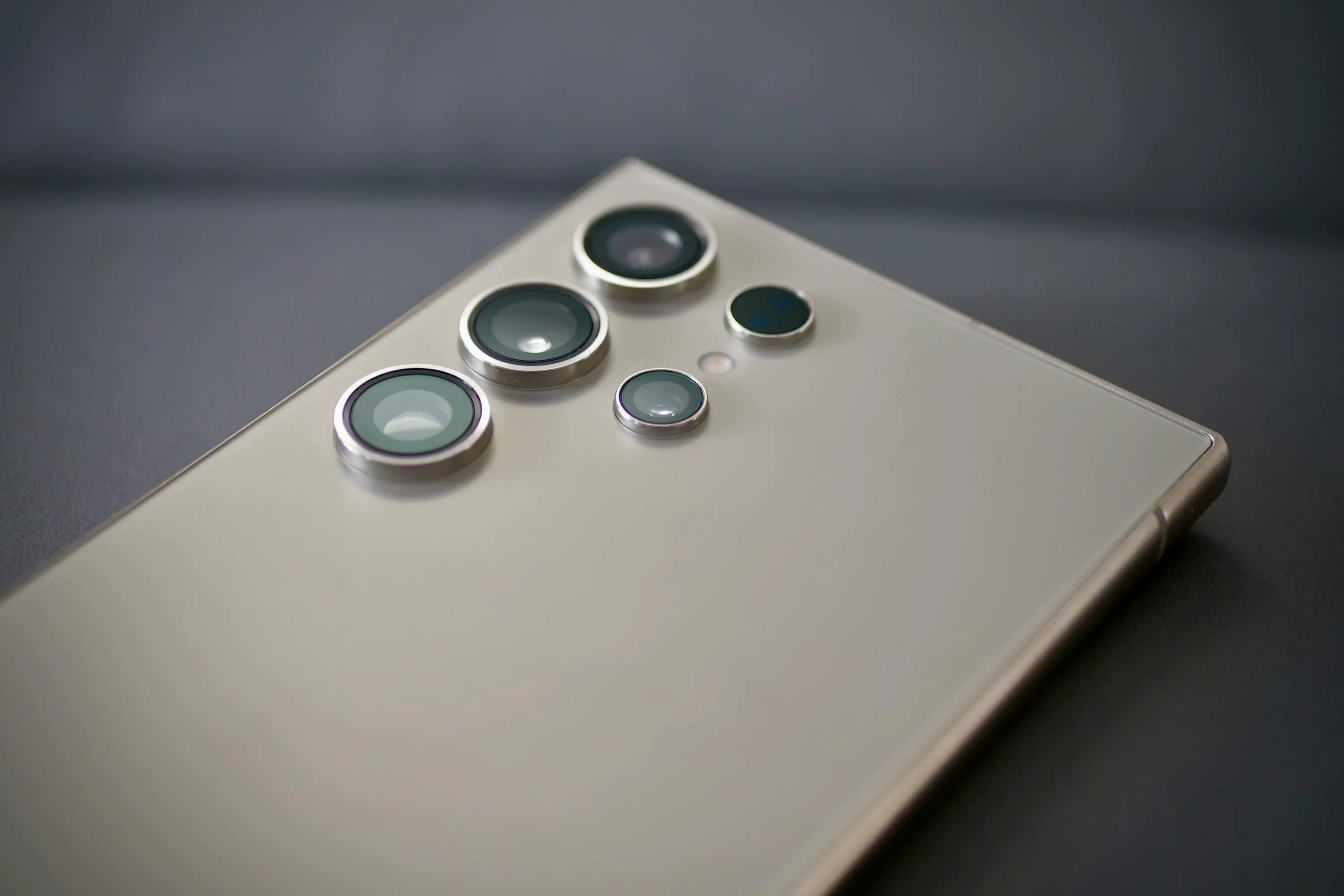 Obiettivi della fotocamera del Samsung Galaxy S24 Ultra.