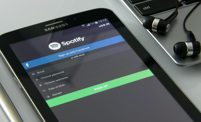 Imagen de la pantalla de inicio de sesión de Spotify en un teléfono inteligente. El gigante del streaming ha criticado la decisión de comisión 