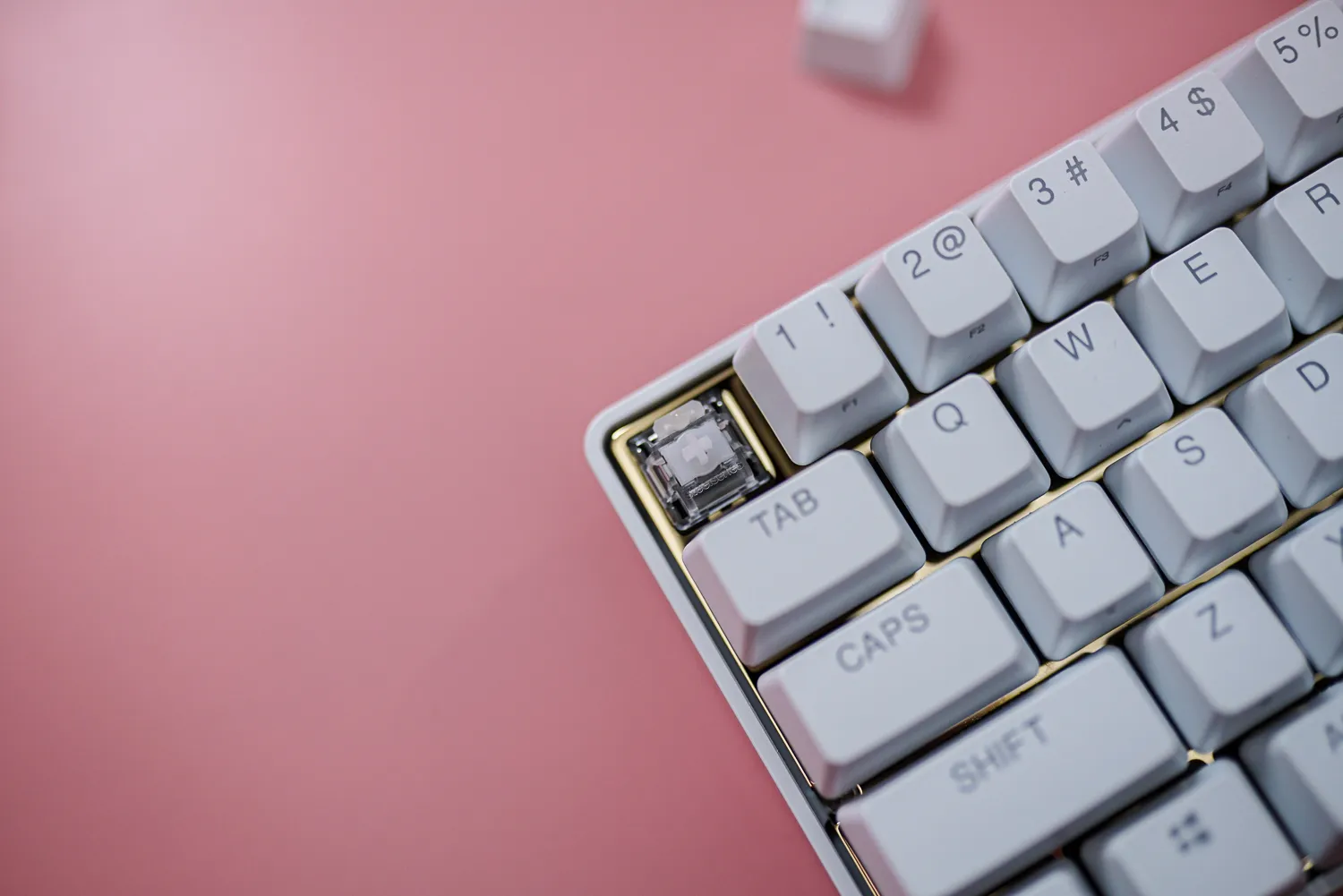 Переключатели на клавиатуре Steelseries Apex Pro Mini White Gold.