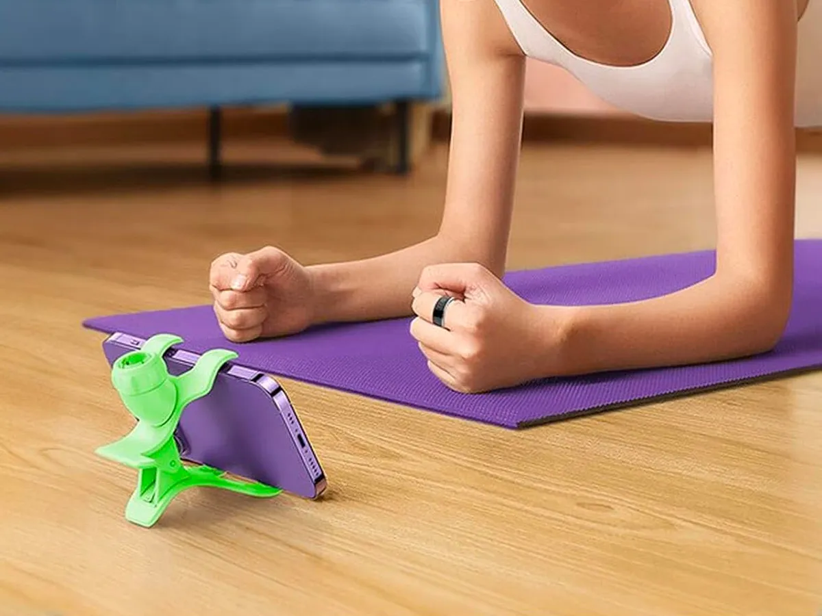 Utilizzare il WeiQiuOutdr Smart Ring per guardare contenuti mentre si fa una posa di yoga.
