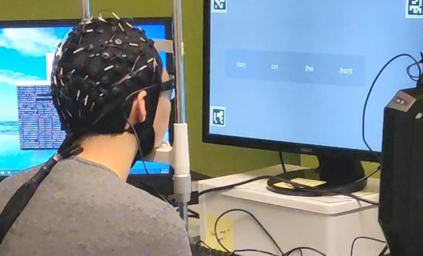 Исследователь UTS тестирует новую технологию чтения мыслей DeWave AI
