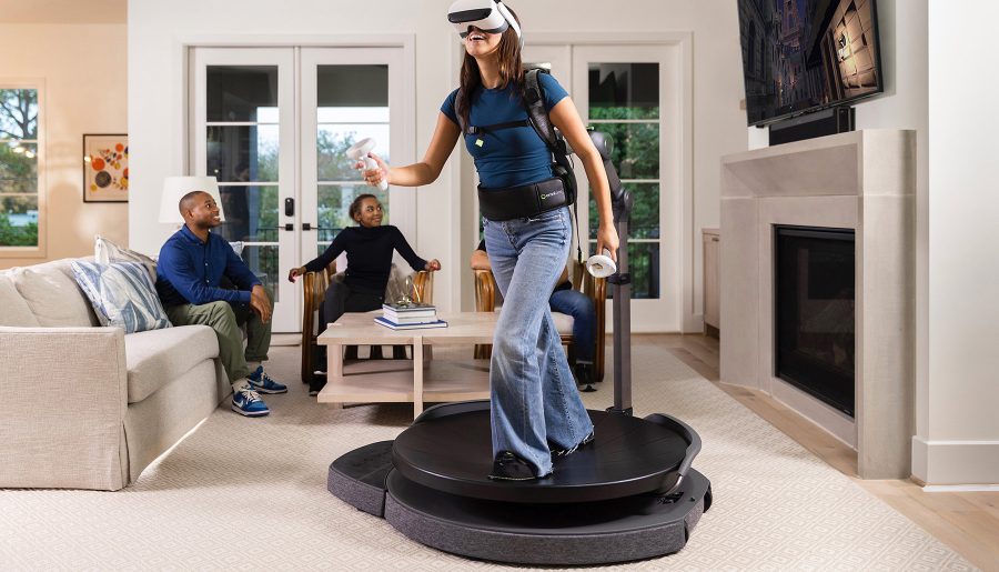 Una foto del tapiz rodante de realidad virtual Omni One.