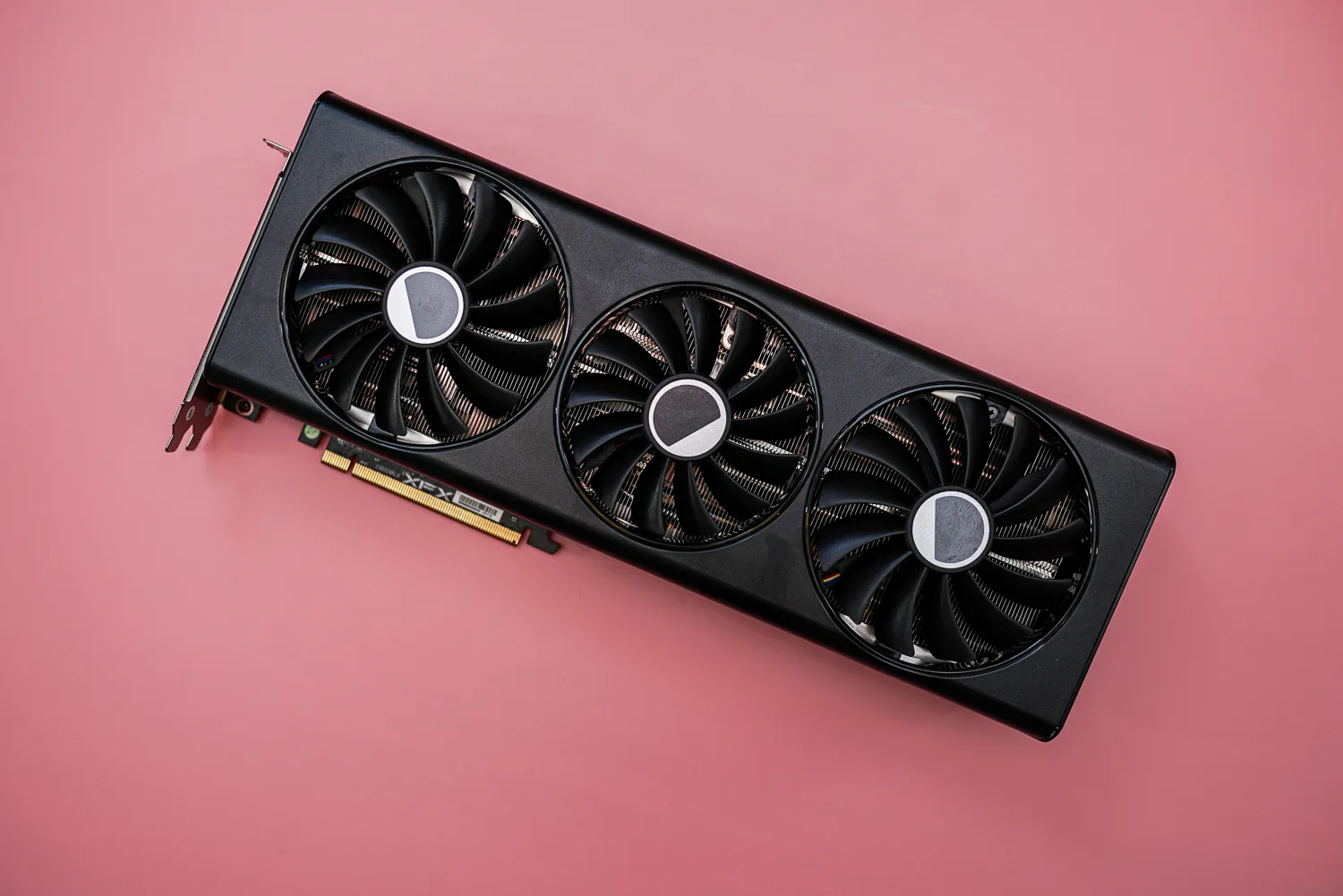 AMD RX 7900显卡在粉色背景上。