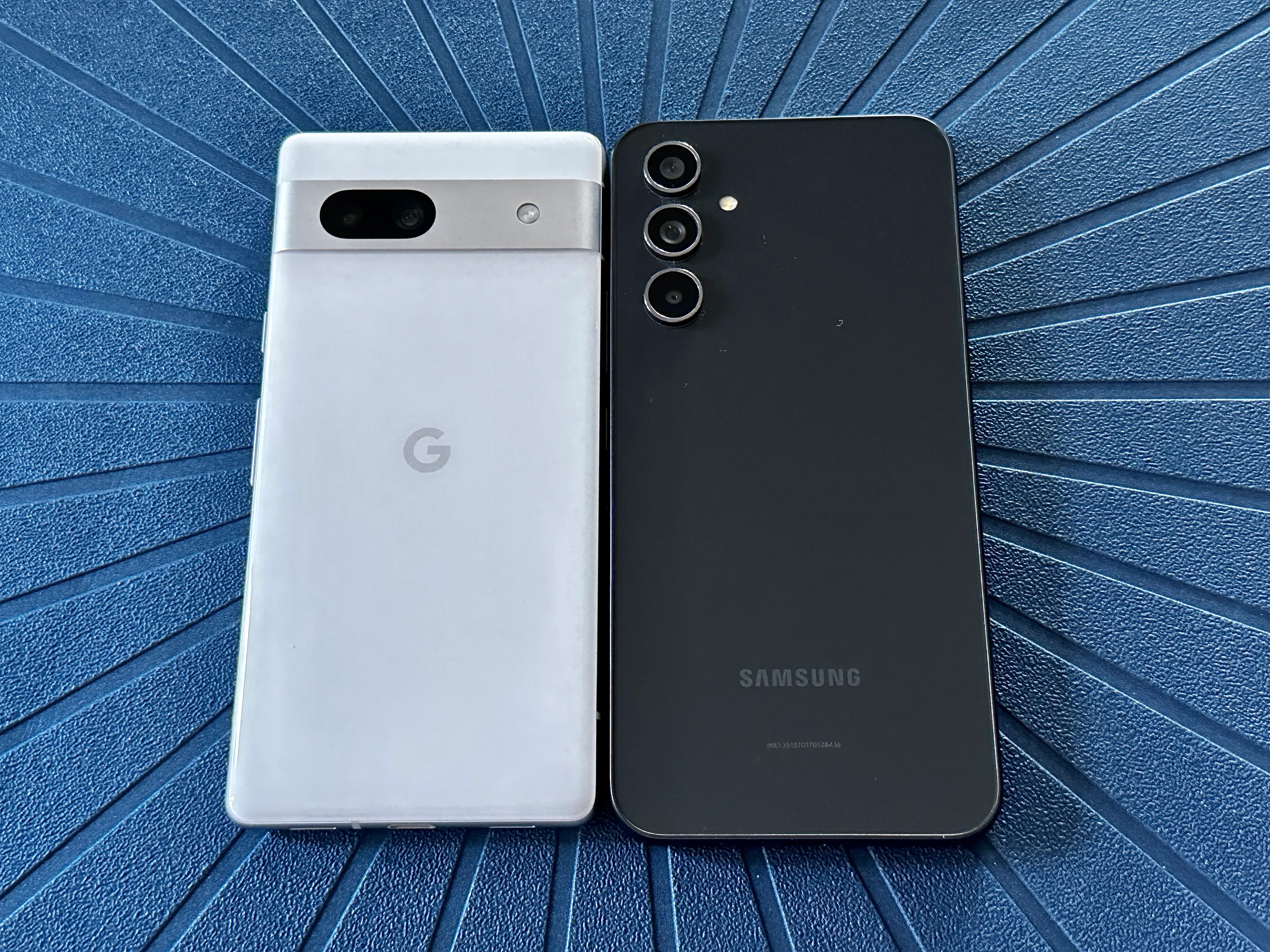 Google Pixel 7a y el Samsung Galaxy A54 lado a lado