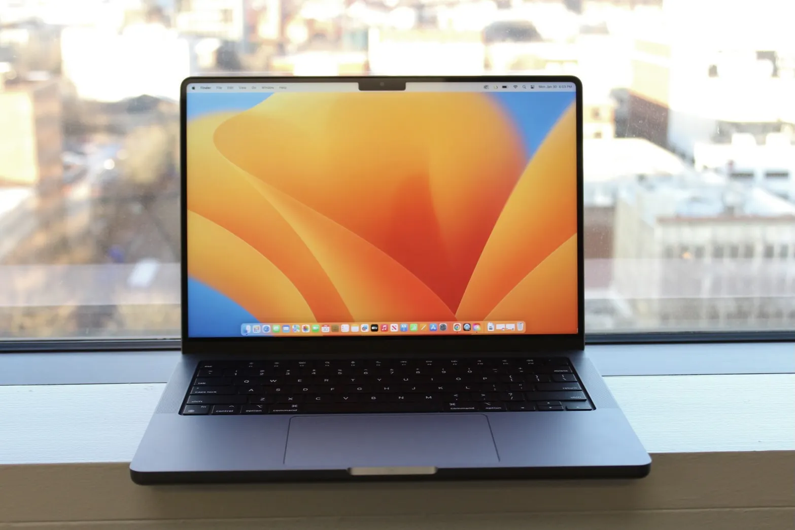 Il MacBook Pro da 14 pollici su un davanzale.