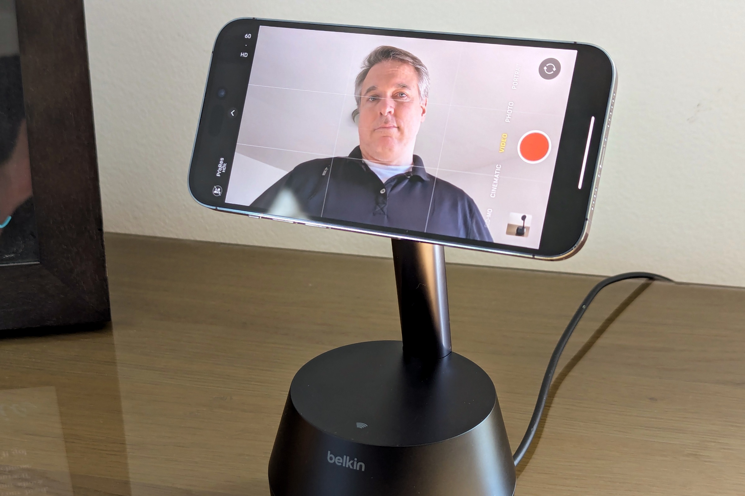 Belkin Stand Pro mostrando la aplicación de cámara del iPhone con una persona siendo seguida.