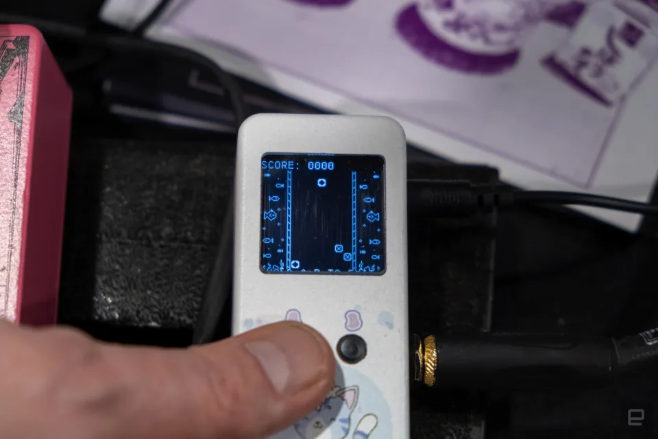 Ground Control Audio UwU虚拟宠物缓冲器踏板在2024年NAMM展上演奏'Fishy Blocks'的图片。