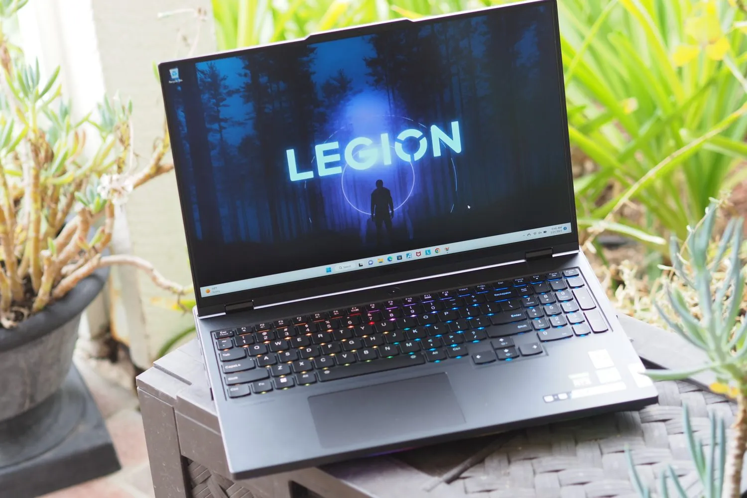 Lenovo Legion Pro 7i em uma superfície de mesa do lado de fora.