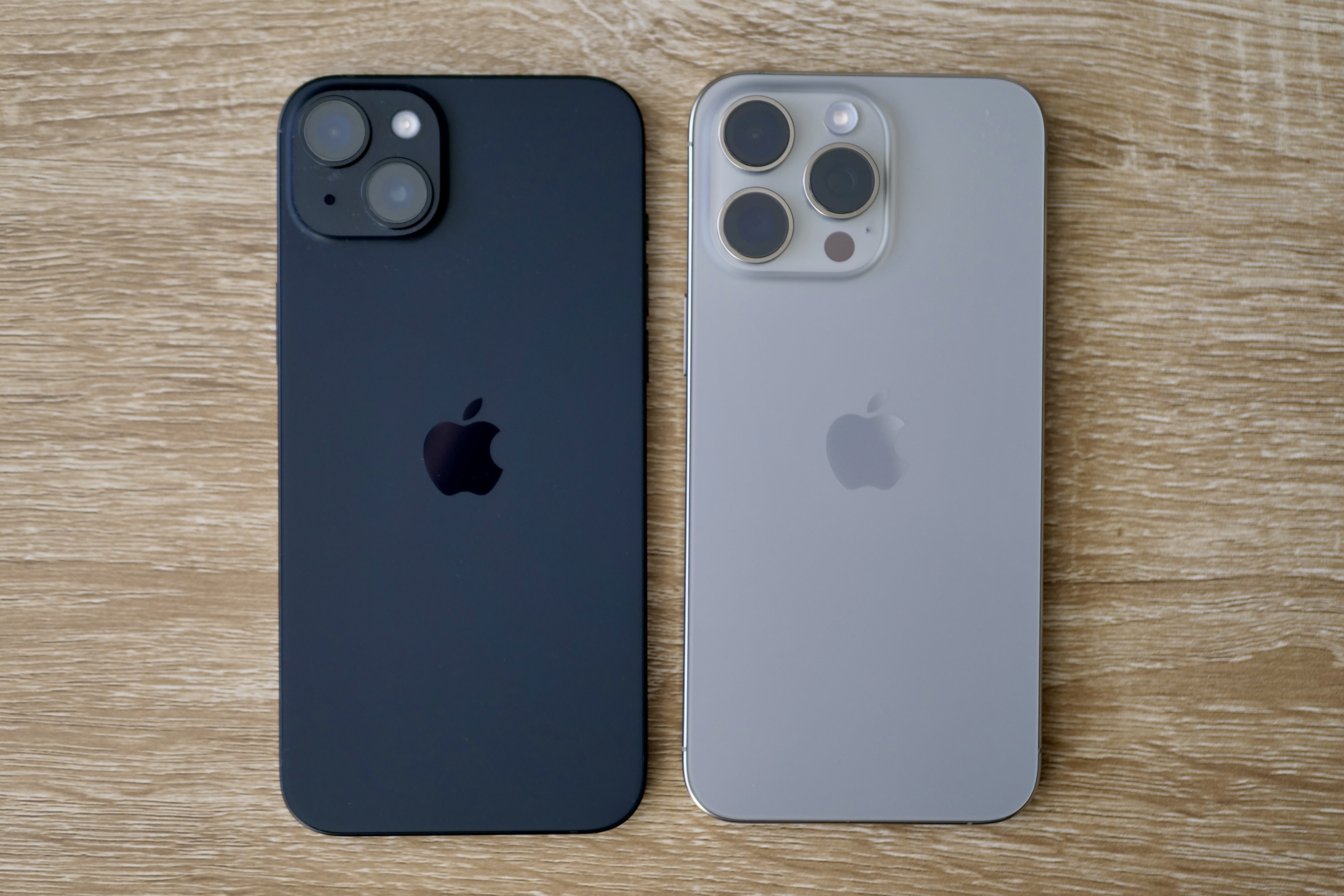 Apple iPhone 15 Plus and Apple iPhone 15 Pro Max visto da dietro.