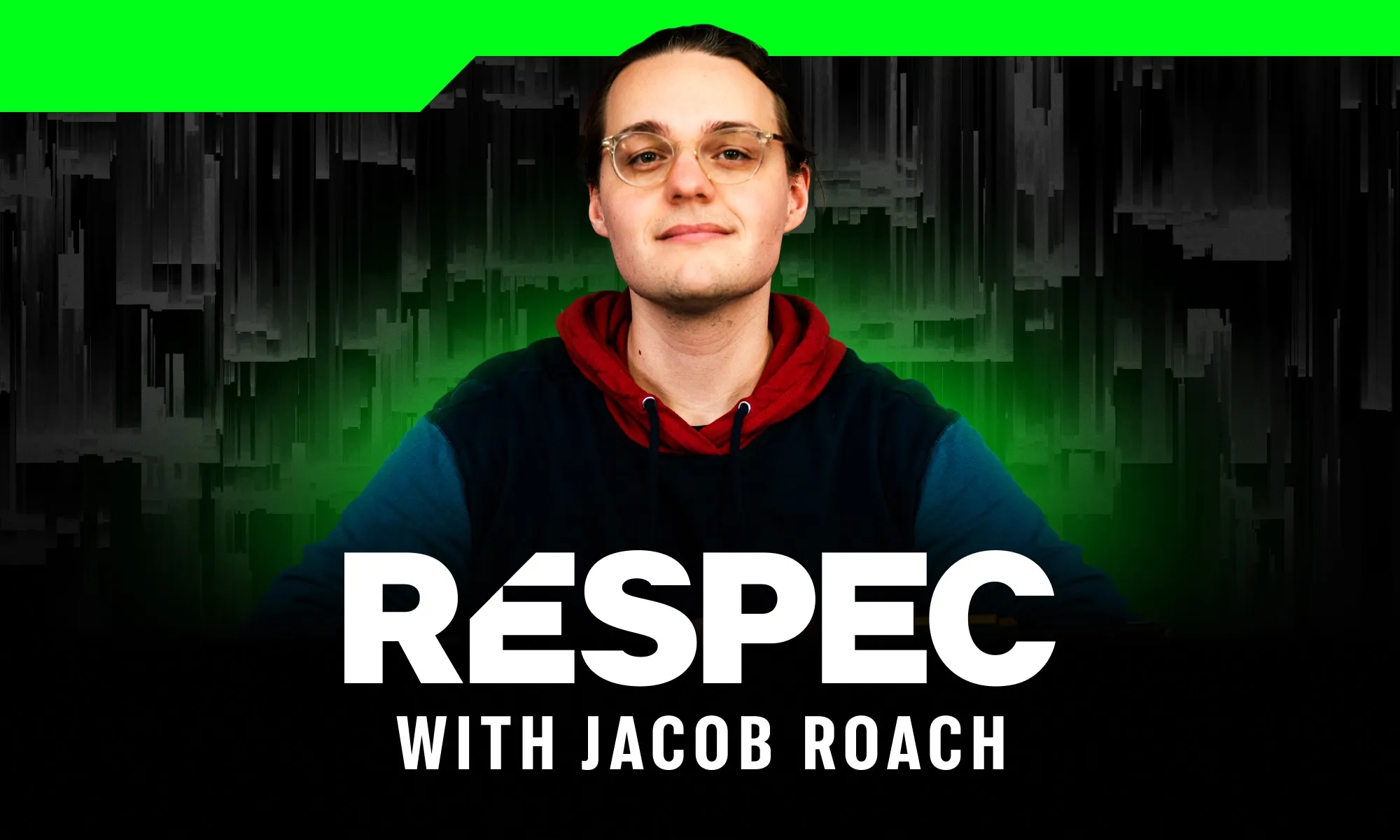 Jacob Roach sentado atrás de um logo ReSpec.