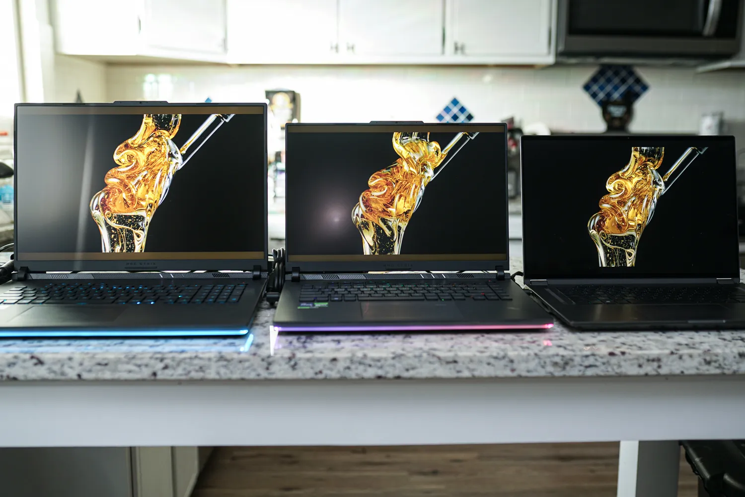 Una demo HDR riprodotta su tre laptop contemporaneamente.