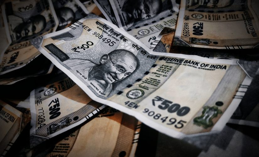 Uma imagem de uma pilha de notas de 500 Rúpias indianas.