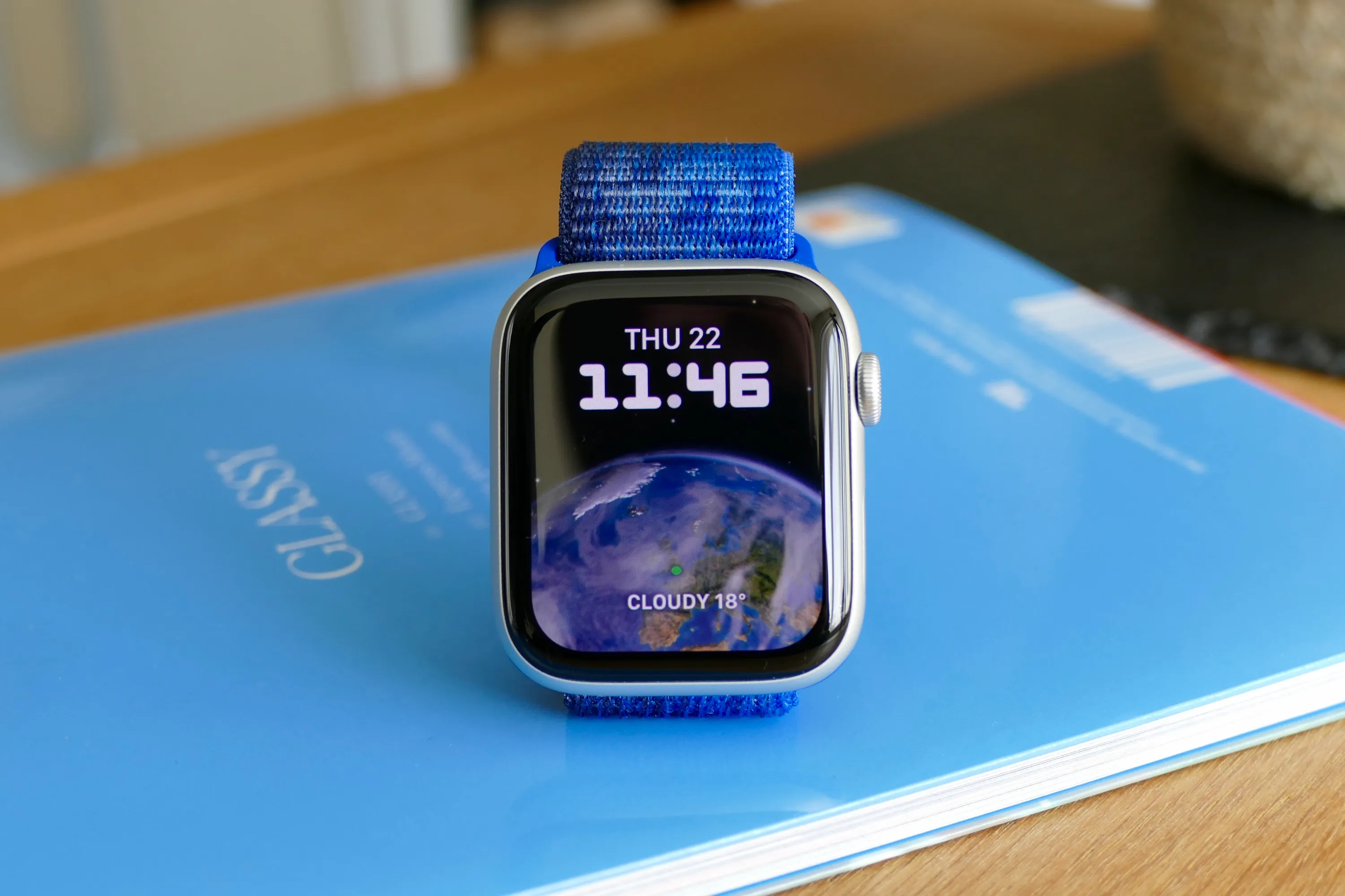 El Apple Watch SE 2 con su esfera de reloj Earth.