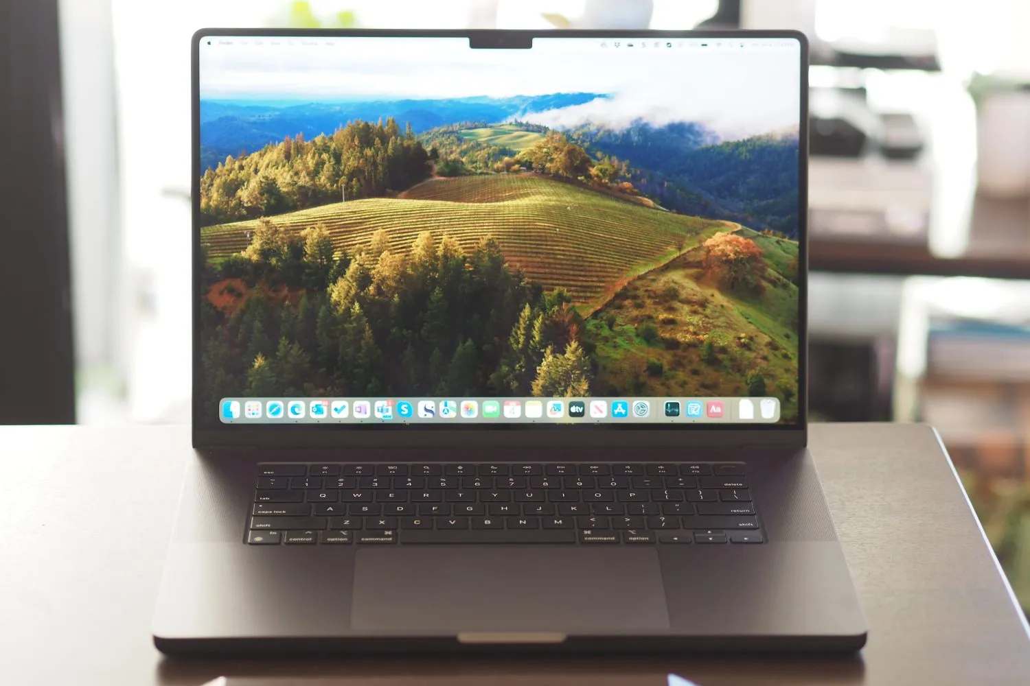 Apple MacBook Pro 16 vista frontal mostrando o display e o teclado.