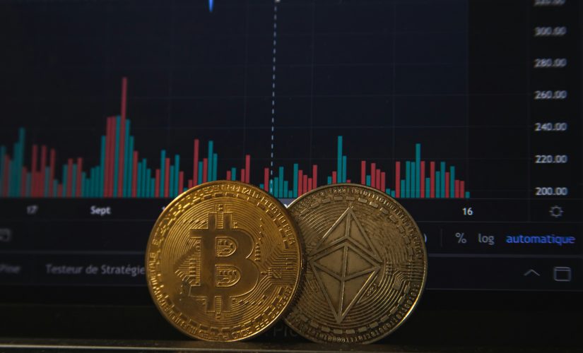 bitcoin cryptovaluta monete davanti al grafico di mercato