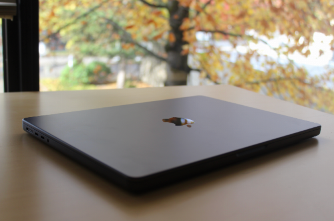 O MacBook Pro fechado em uma mesa.