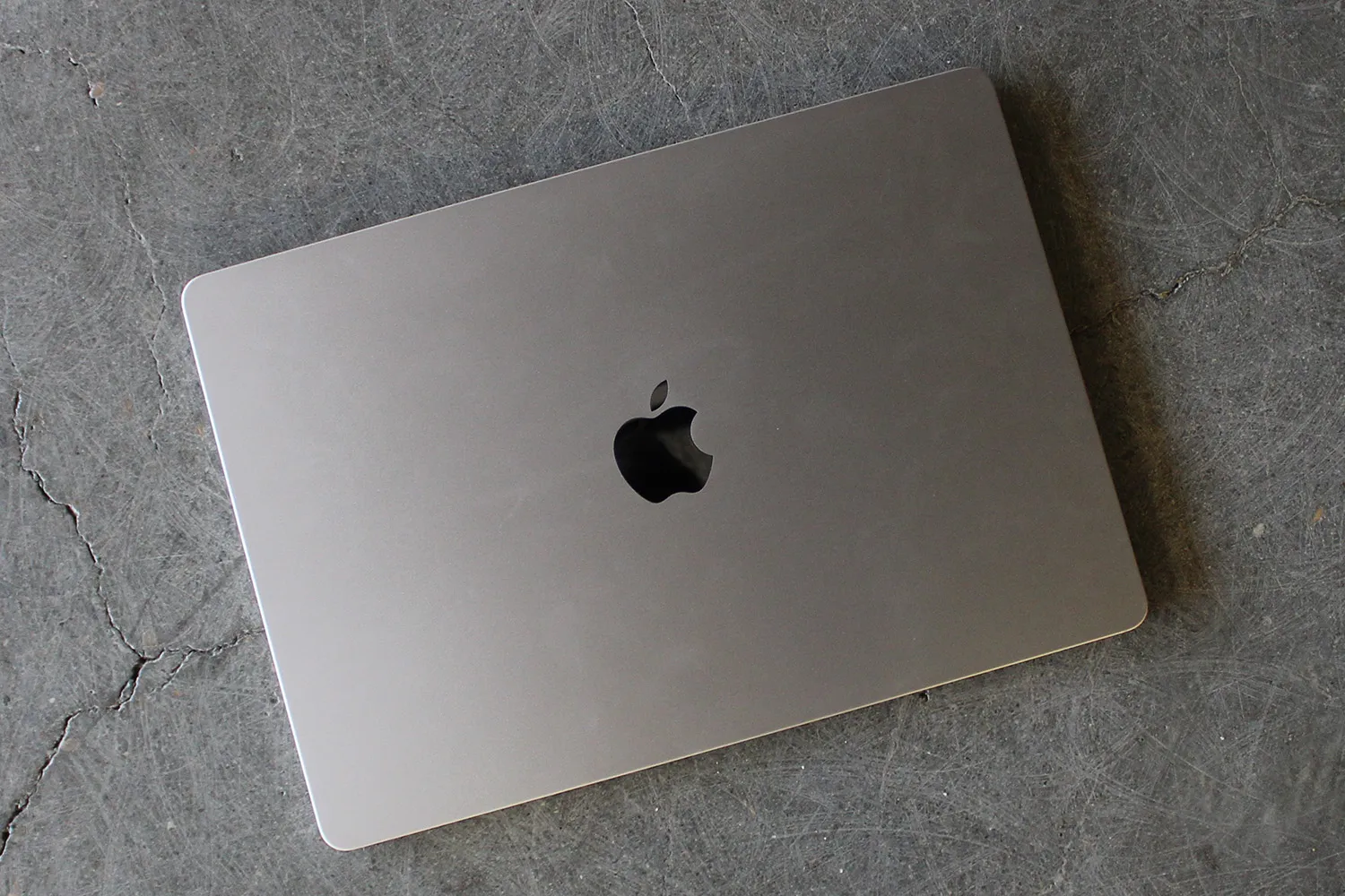 Il coperchio del MacBook Air da 15 pollici della Apple visto dall'alto.
