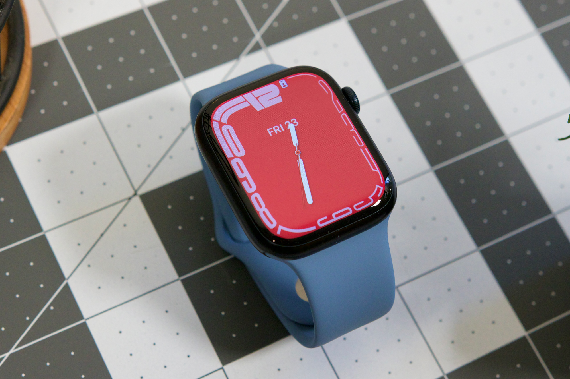 Un Apple Watch Serie 8 con lo schermo acceso.