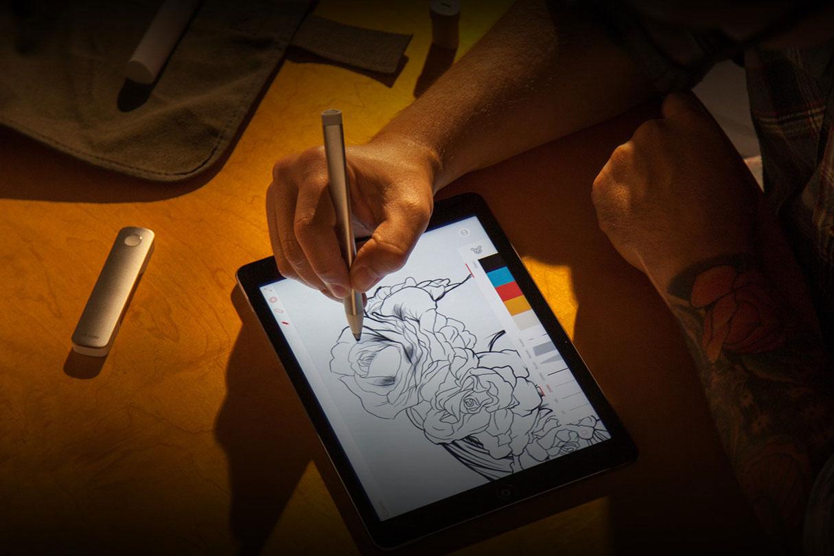 Рисование на экране планшета с помощью стилуса Adobe Ink & Slide.