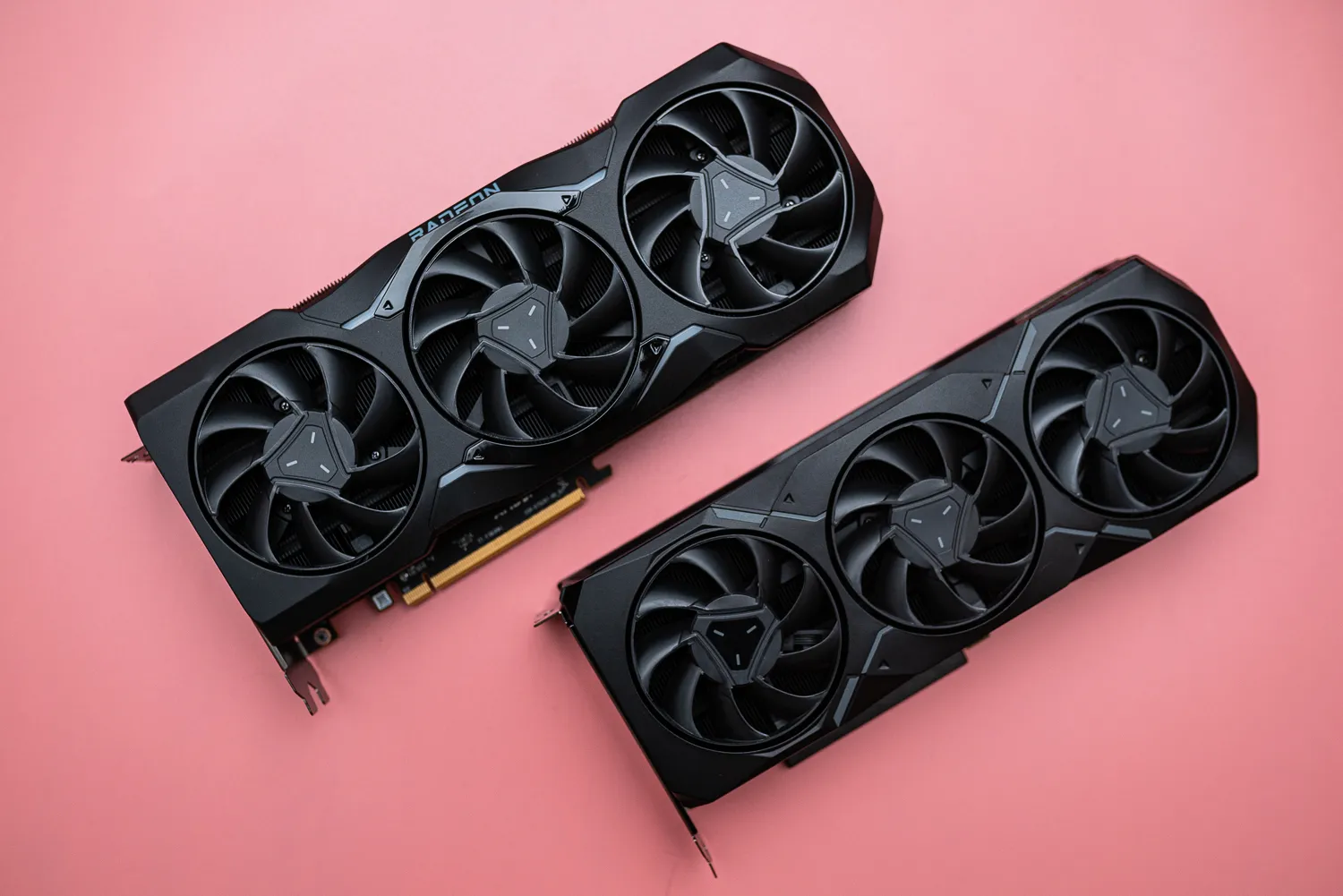 Duas placas de vídeo AMD Radeon RX 7000 em uma superfície rosa