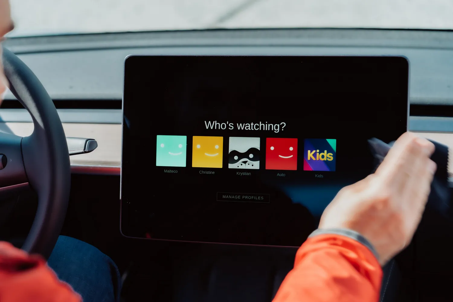 Perfis de usuário em uma conta Netflix em um sistema de infotainment de carro