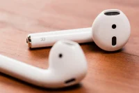close-up of apple airpods 2 showing ‘R’ detail on right pod