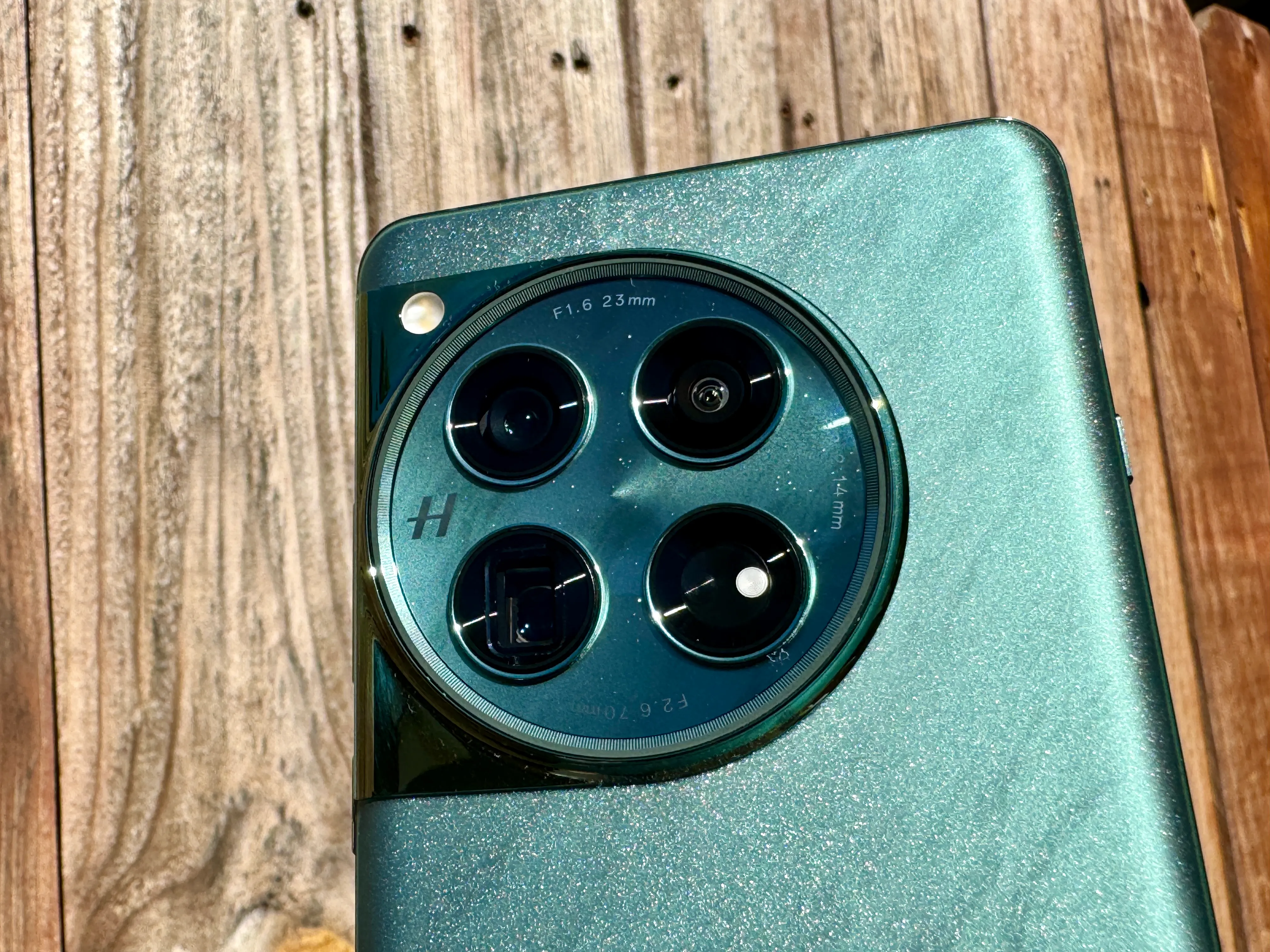 OnePlus 12 in Flowy Emerald che mostra il modulo fotocamera con un sottile luccichio