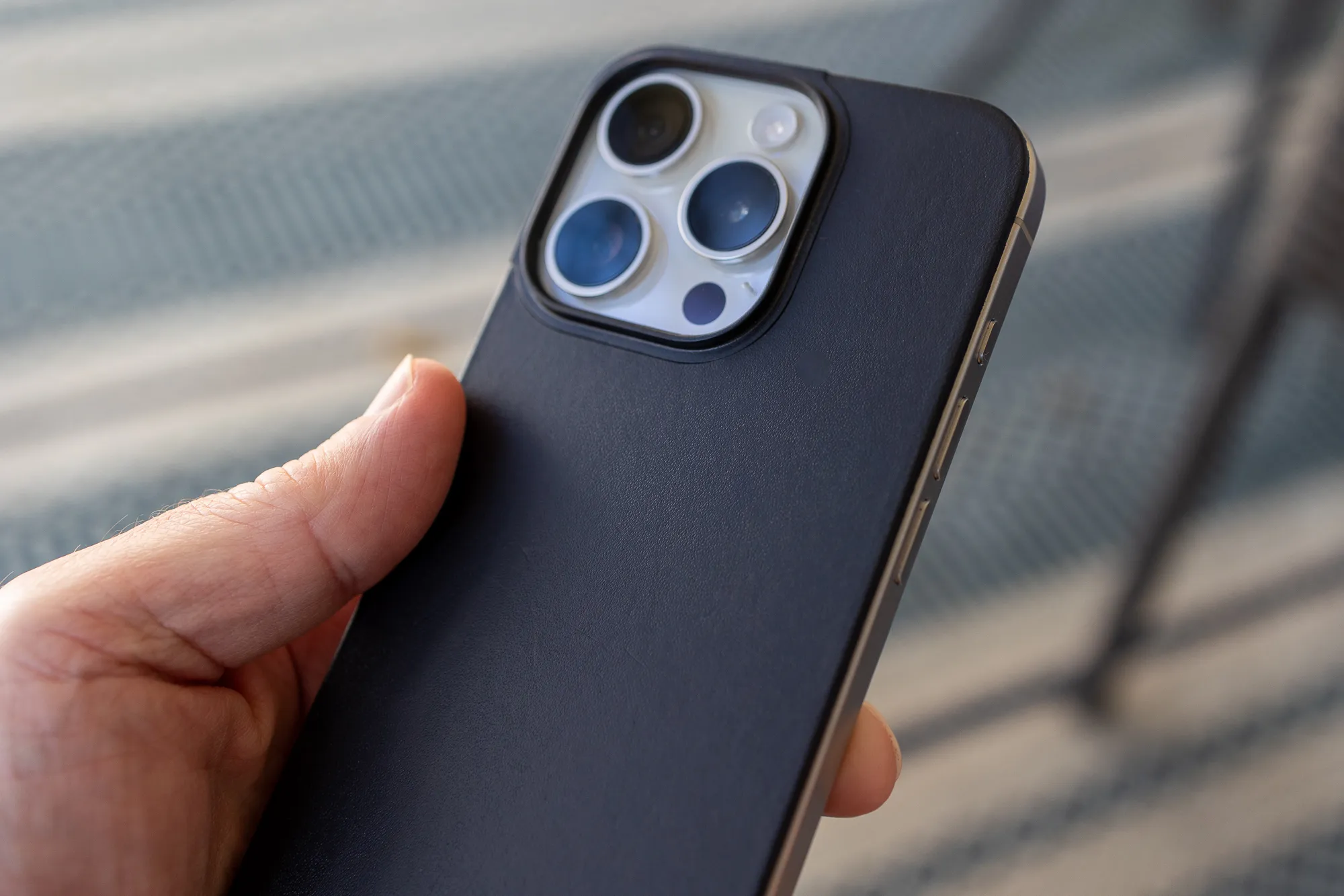 A Capa Nomad Magnetic Leather Back em um iPhone 15 Pro.