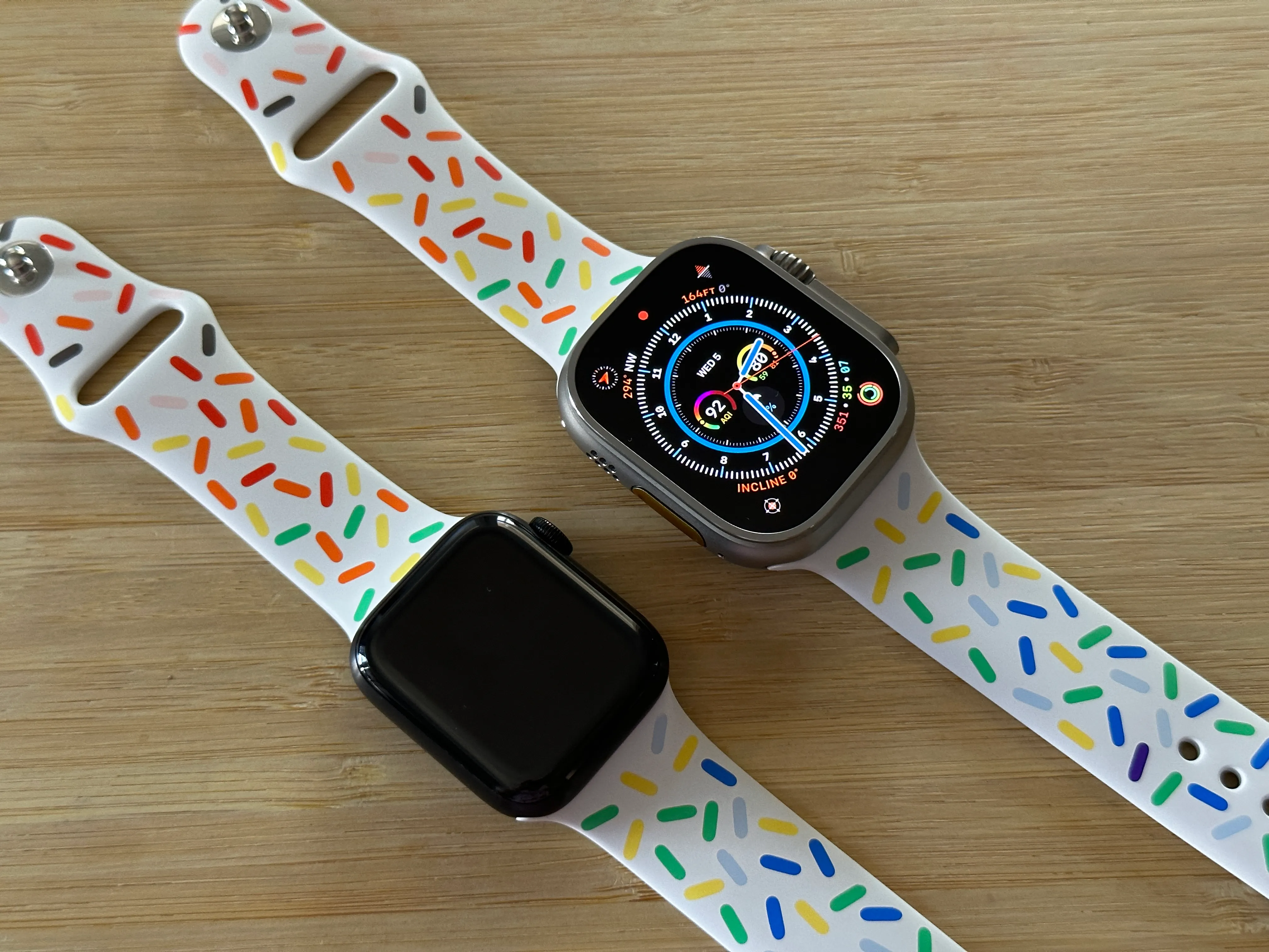 Apple Watch Series 5 e un Apple Watch Ultra uno accanto all'altro.