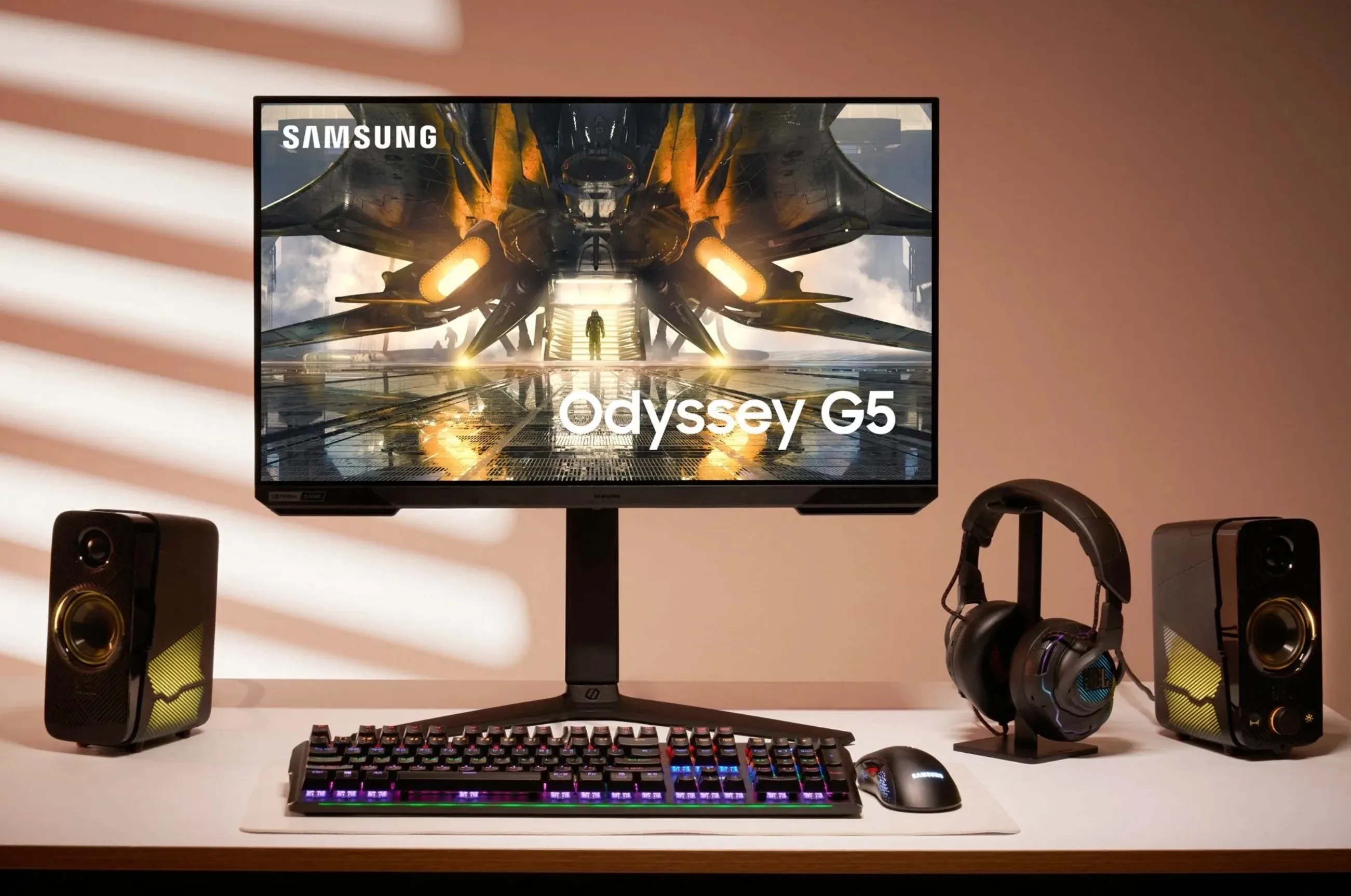 O monitor de jogos Samsung Odyssey G5 em uma mesa.