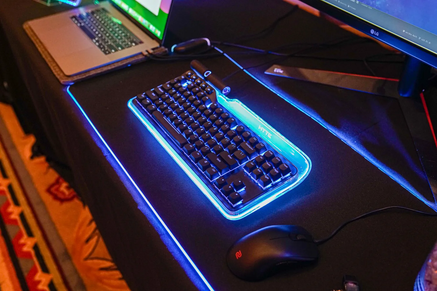 Una luce blu sulla tastiera Hyte Keeb al CES 2024.