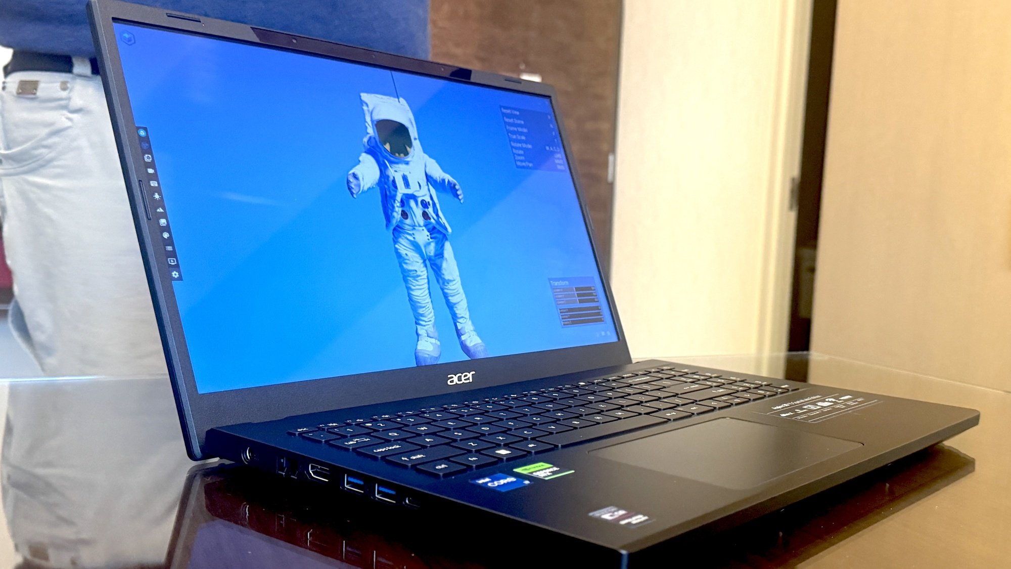 Astronauta e laptop