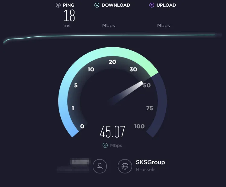 Speedtest.net屏幕截图显示其互联网速度测试结果为一个速度计的图示。