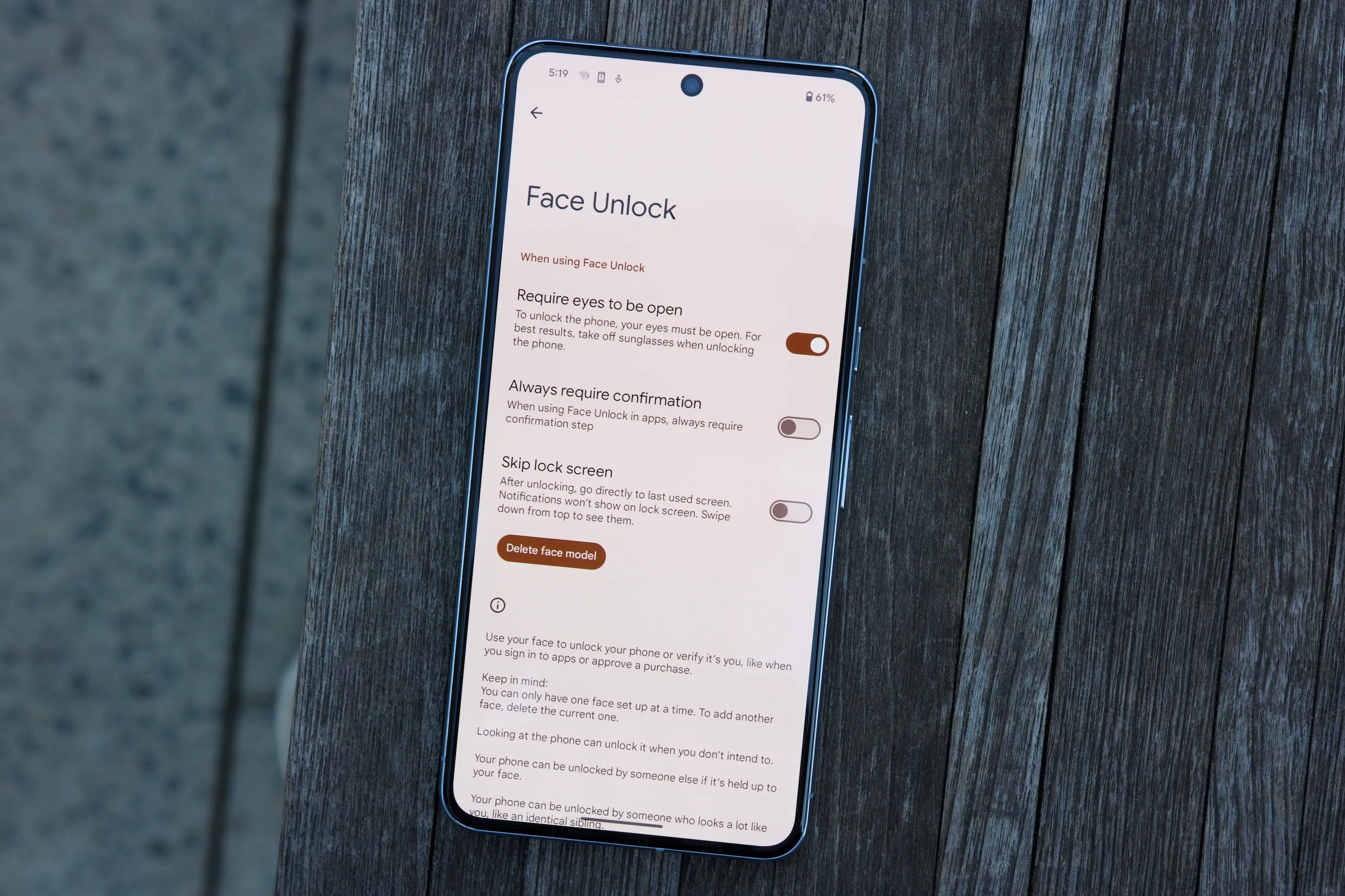Impostazioni Face Unlock sul Google Pixel 8 Pro.