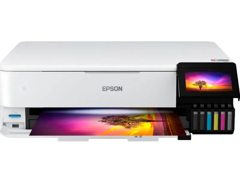 A impressora Epson EcoTank Photo ET-8550 com uma imagem colorida de largura total saindo da bandeja.