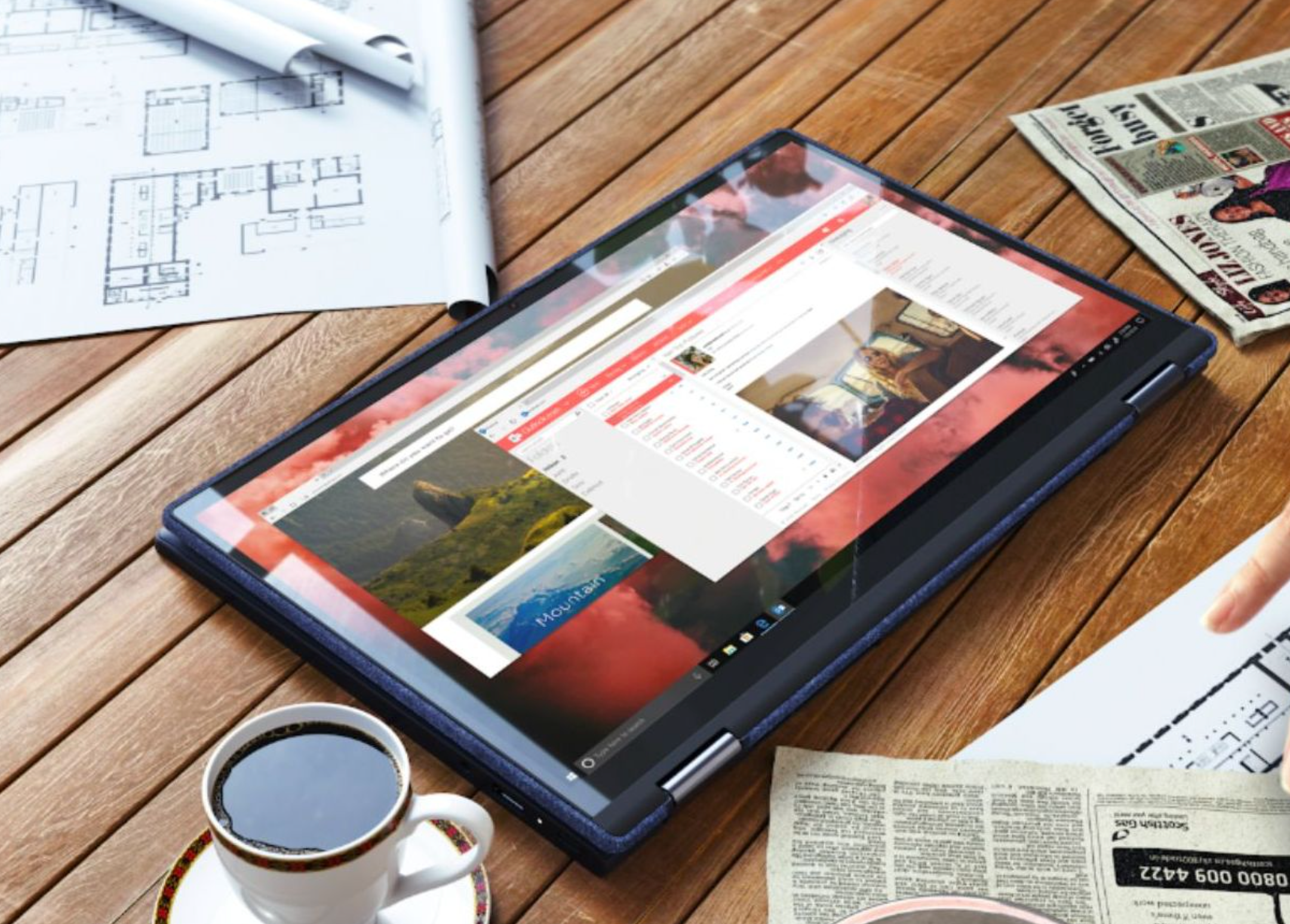 Un Lenovo Yoga 6 appoggiato su un tavolo in modalità tablet.