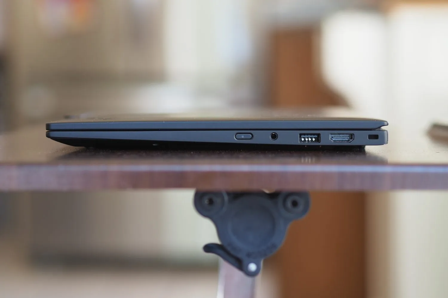 Vista laterale destra del Lenovo ThinkPad X1 Carbon Gen 12 che mostra le porte.