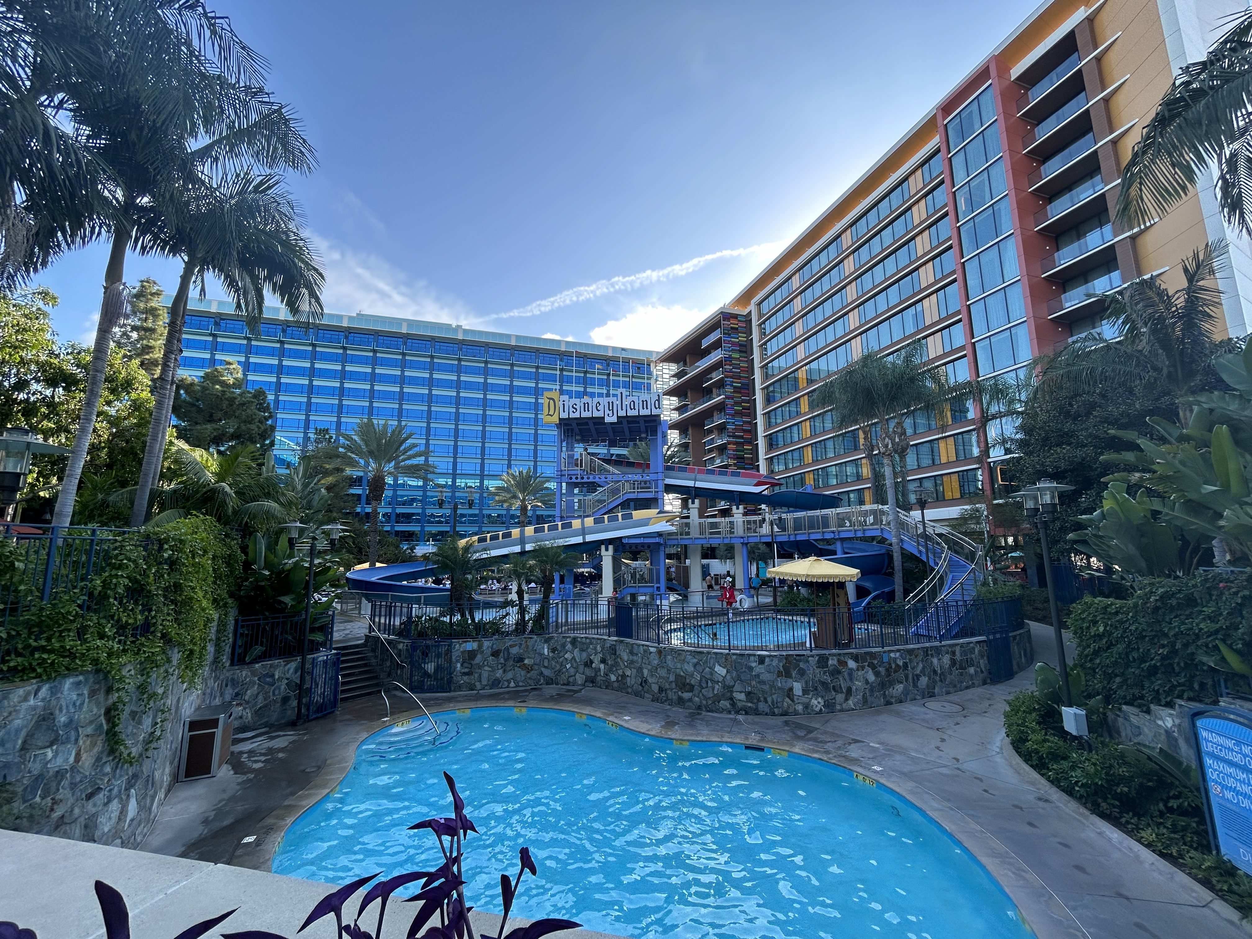 Foto não editada da área da piscina do Disneyland Hotel.