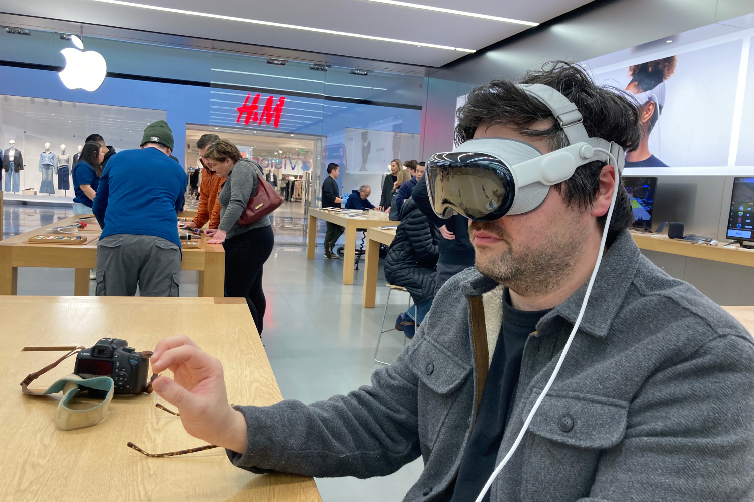 Alguém usando o Vision Pro em uma demonstração em uma loja da Apple.