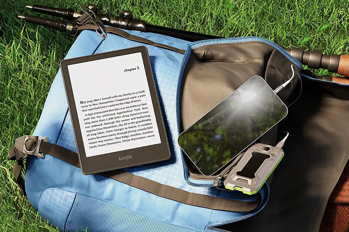 Kindle Paperwhite con attrezzatura da campeggio.