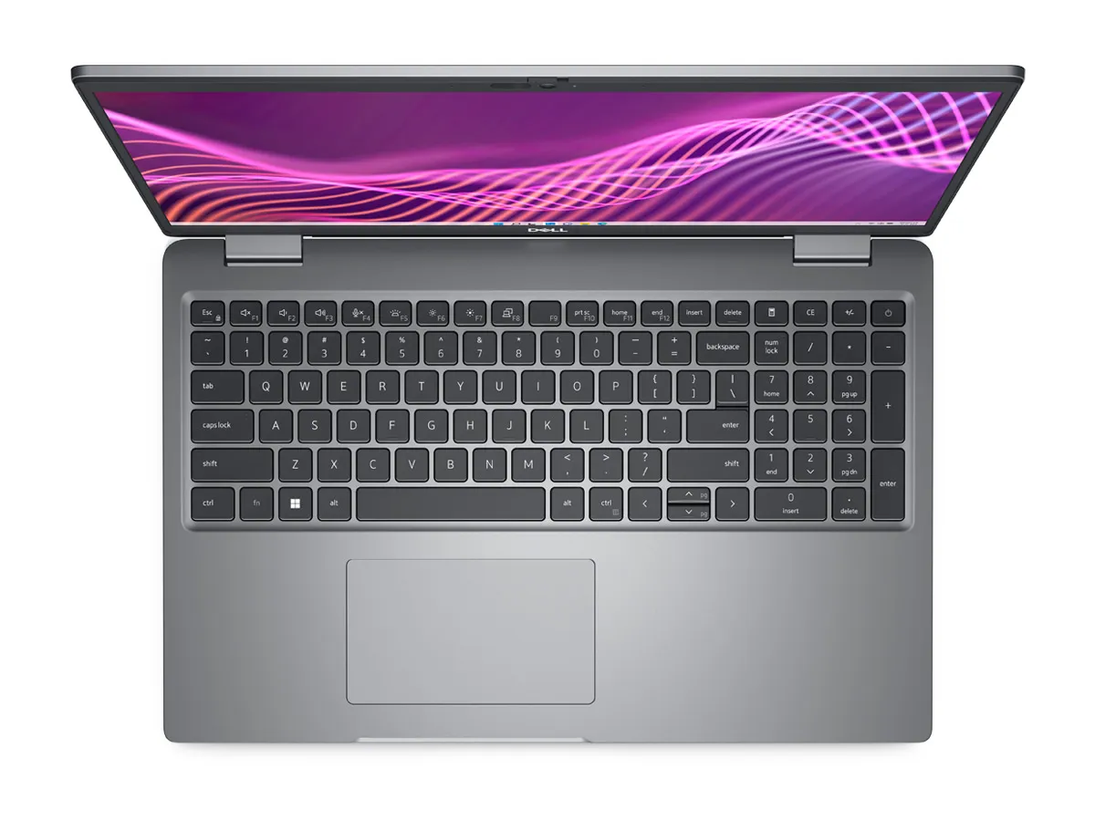 Общий вид ноутбука Dell Latitude 5540 на белом фоне.