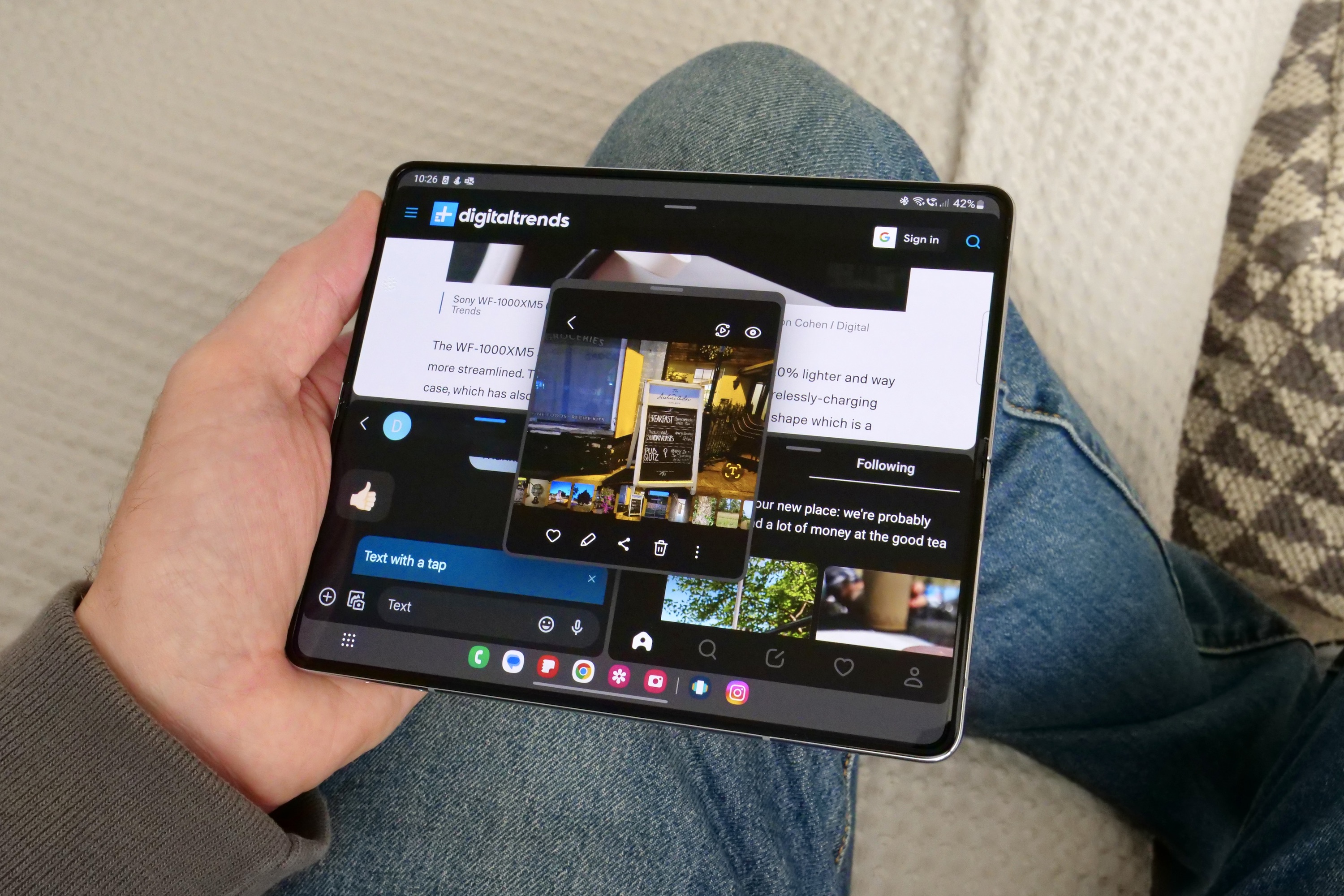Várias aplicativos sendo executados na tela aberta do Samsung Galaxy Z Fold 5.